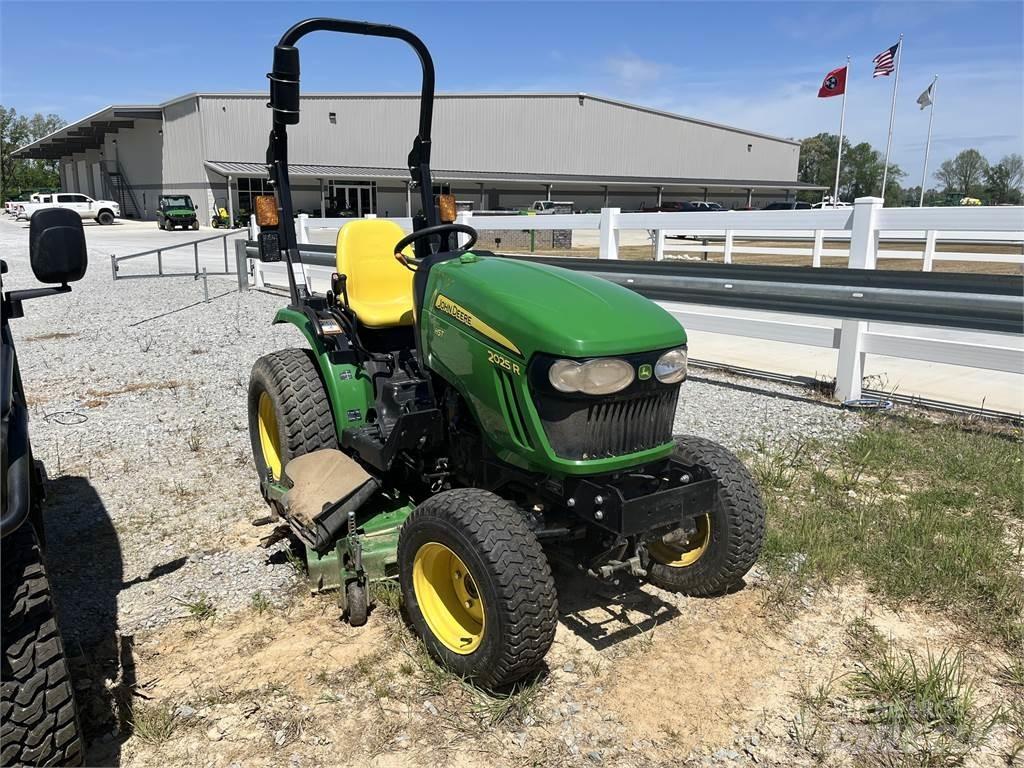 John Deere 2025R コンパクトトラクター