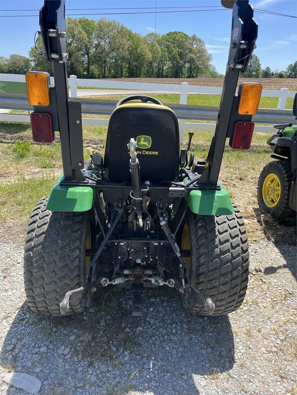 John Deere 2025R コンパクトトラクター