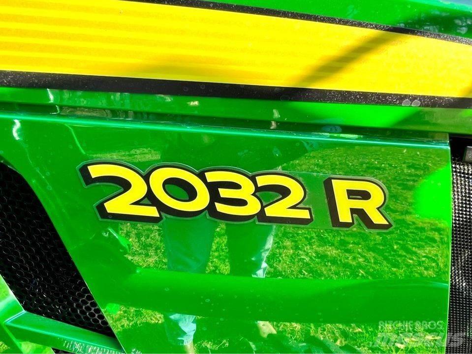 John Deere 2032R コンパクトトラクター