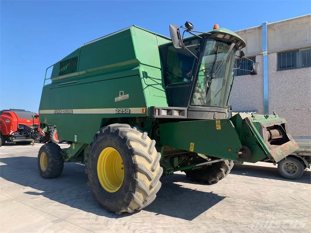 John Deere 2258 コンバイン