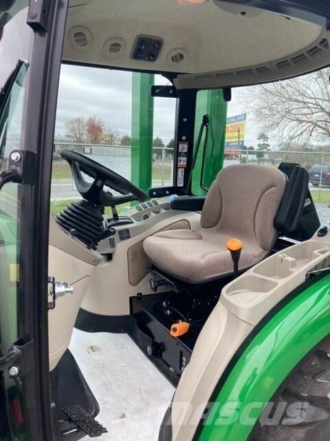 John Deere 3046R トラクター