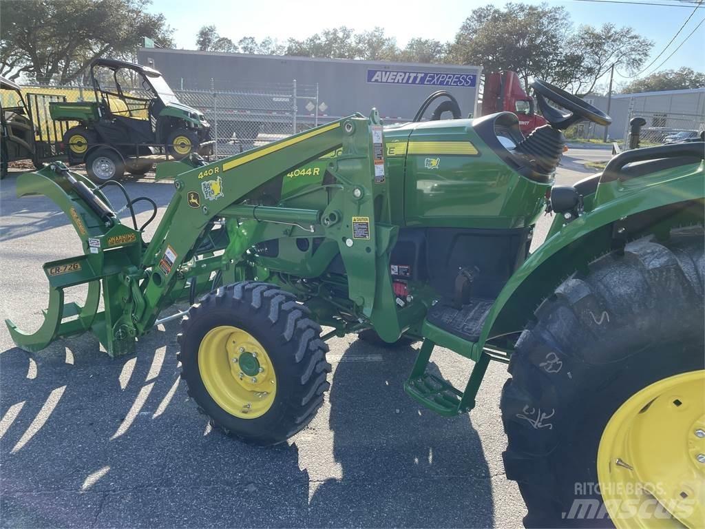 John Deere 4044R トラクター