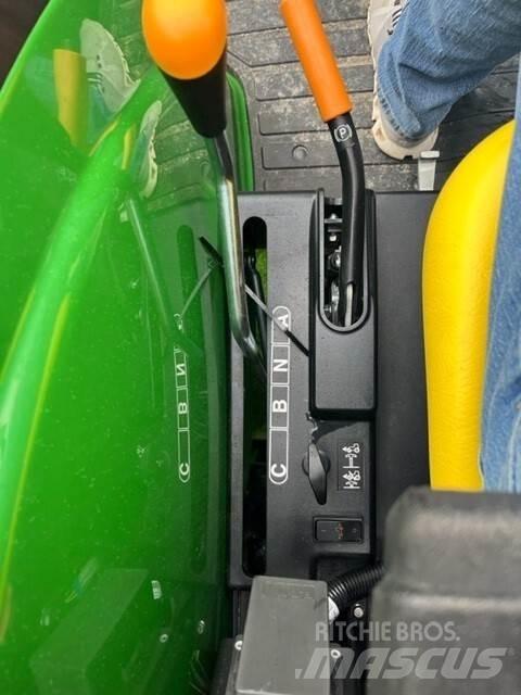 John Deere 4044R トラクター
