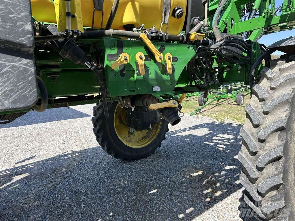 John Deere 408R 牽引型スプレイヤー