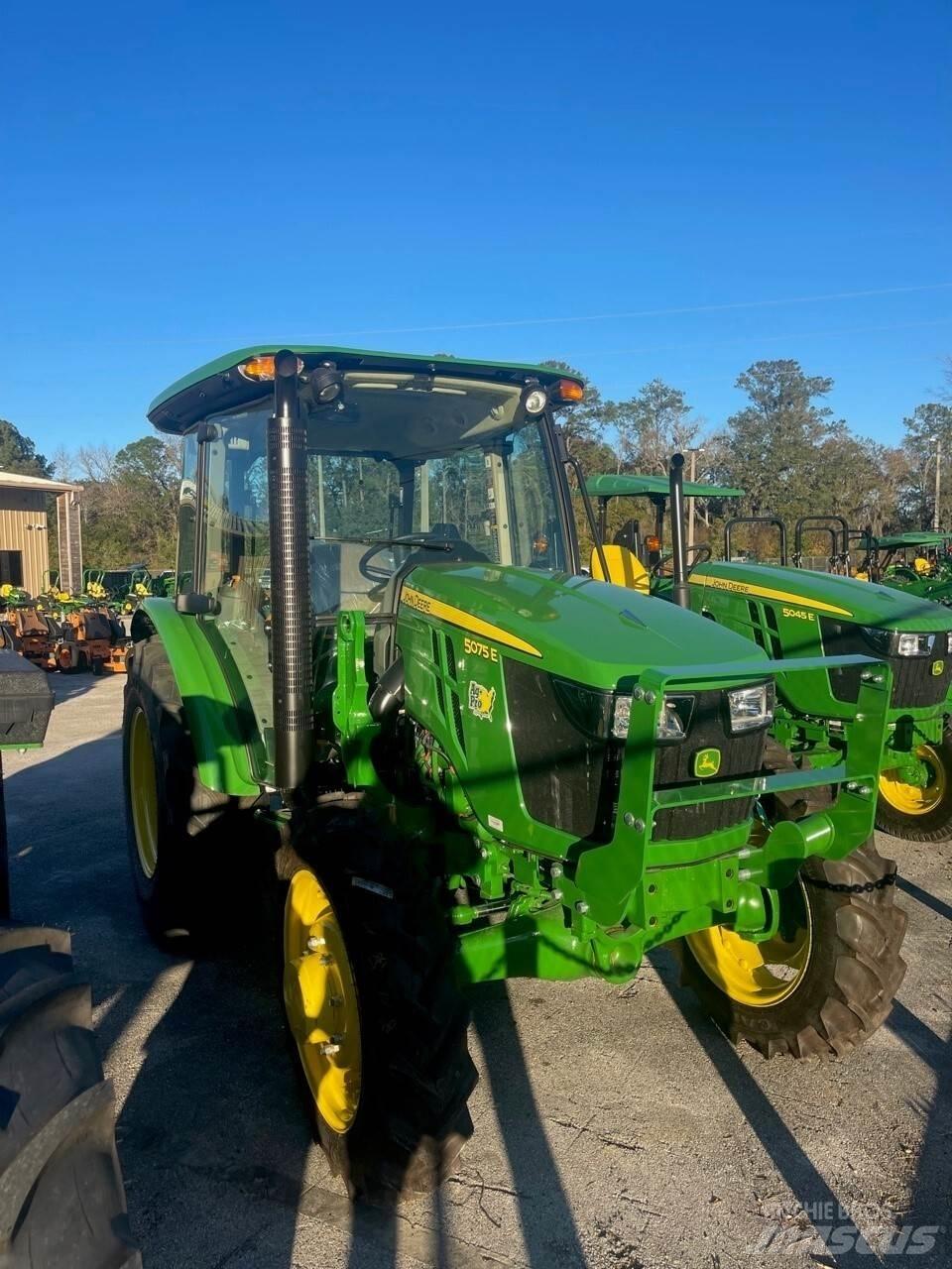 John Deere 5075E トラクター