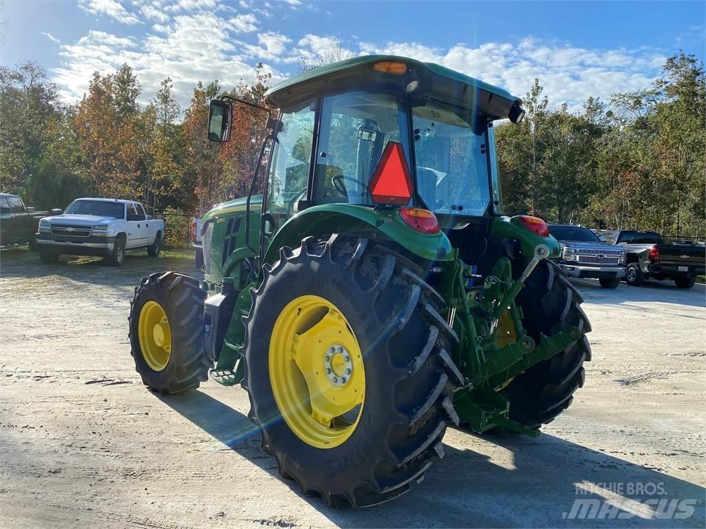 John Deere 6135E トラクター