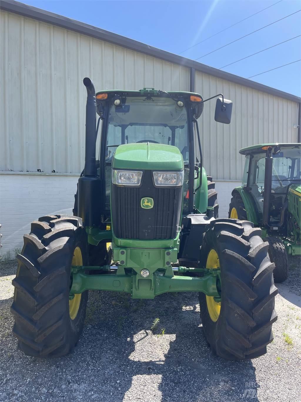 John Deere 6135E トラクター