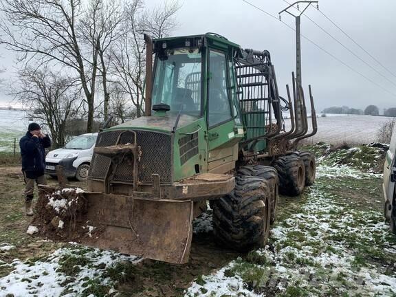 John Deere 810D フォワーダー