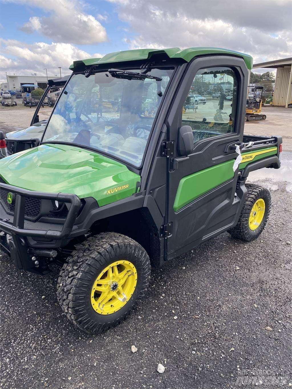 John Deere 835R ユーティリティー機械