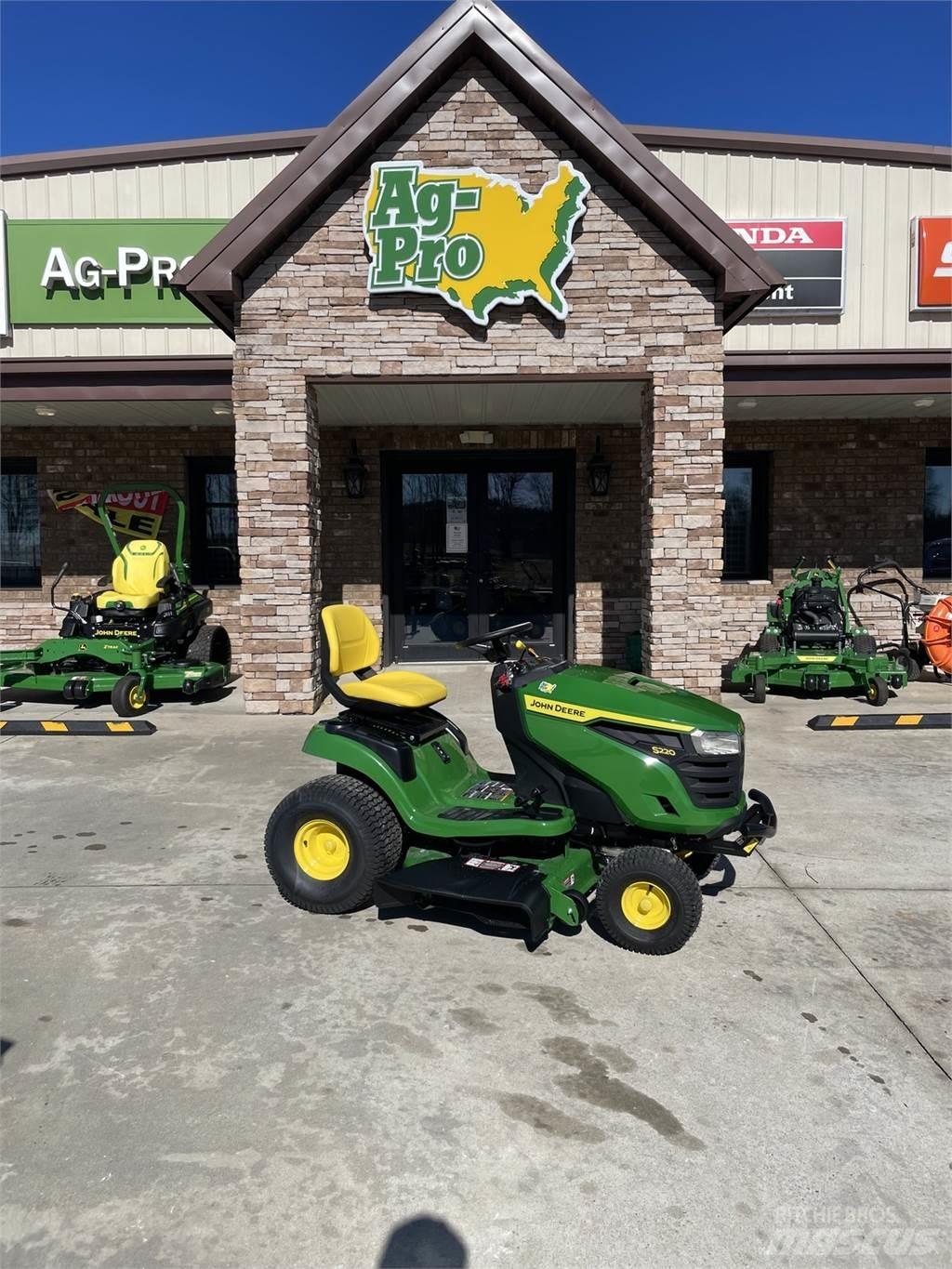 John Deere S220 乗用・自走モア/芝刈り機
