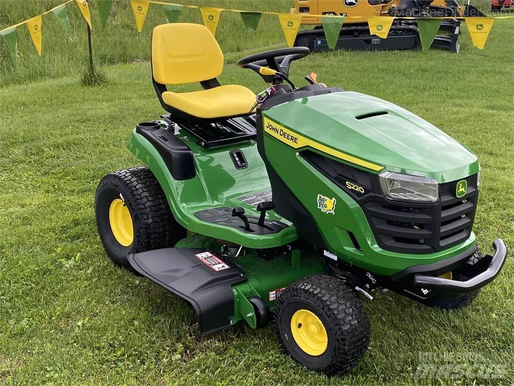 John Deere S220 乗用・自走モア/芝刈り機
