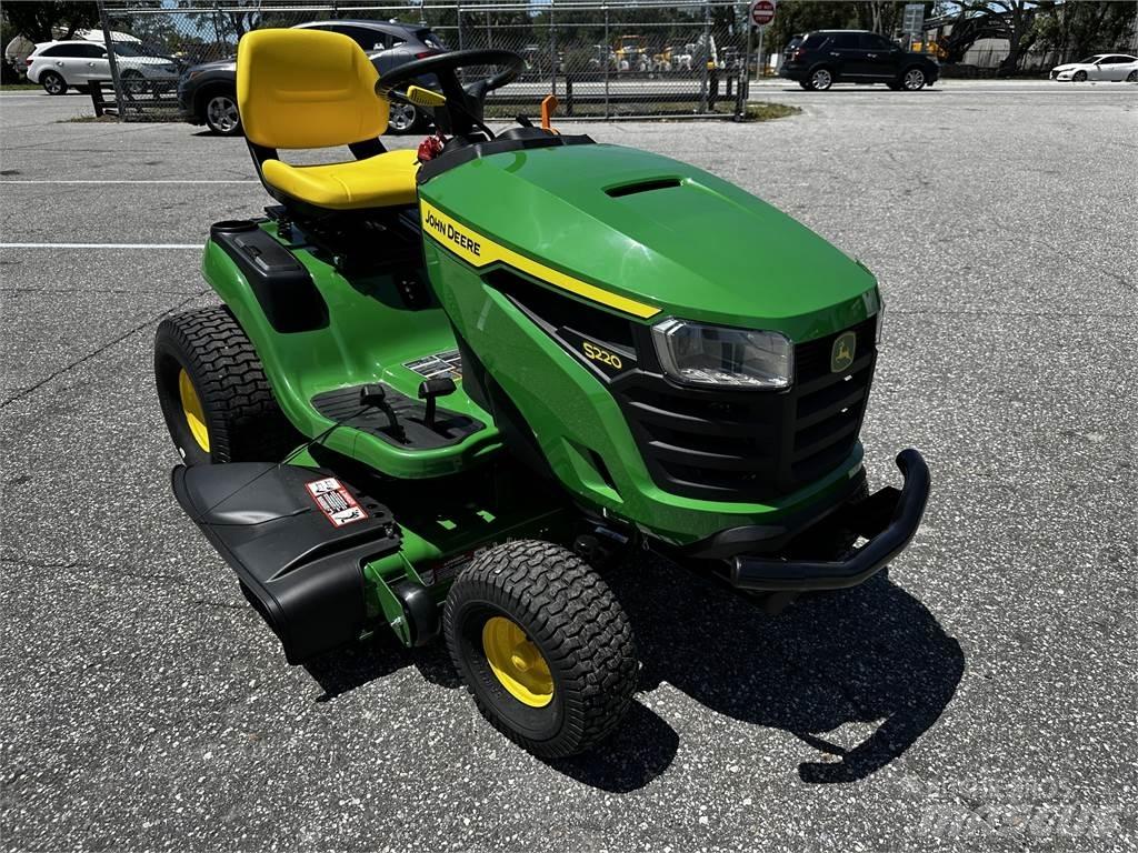 John Deere S220 乗用・自走モア/芝刈り機