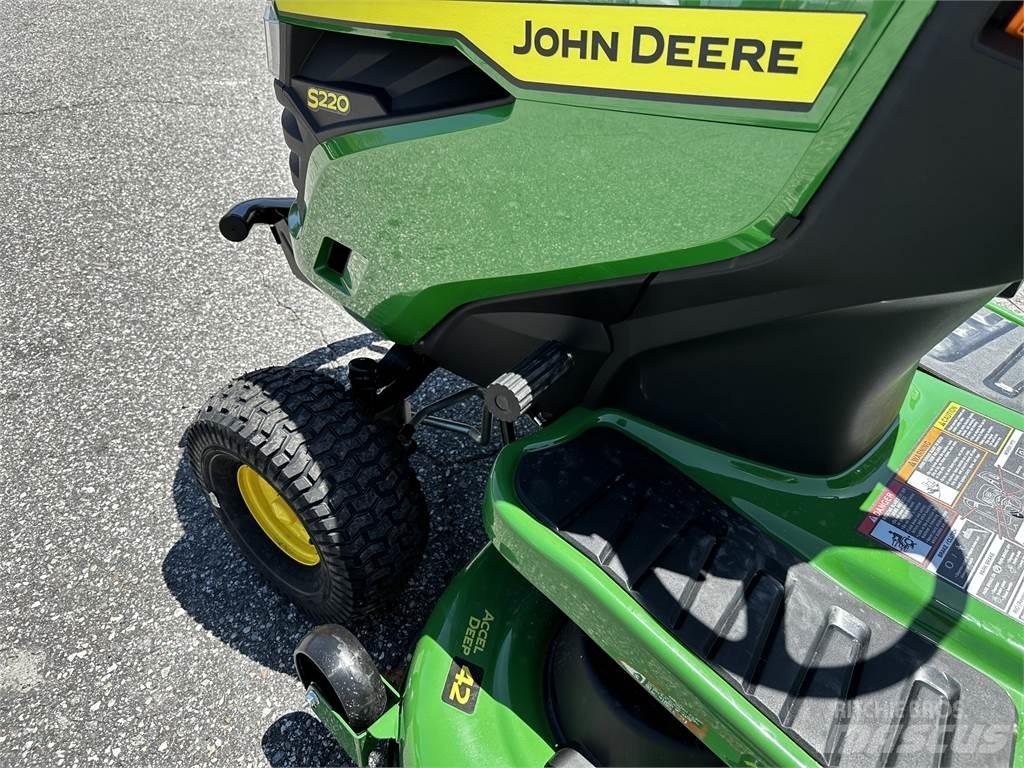 John Deere S220 乗用・自走モア/芝刈り機