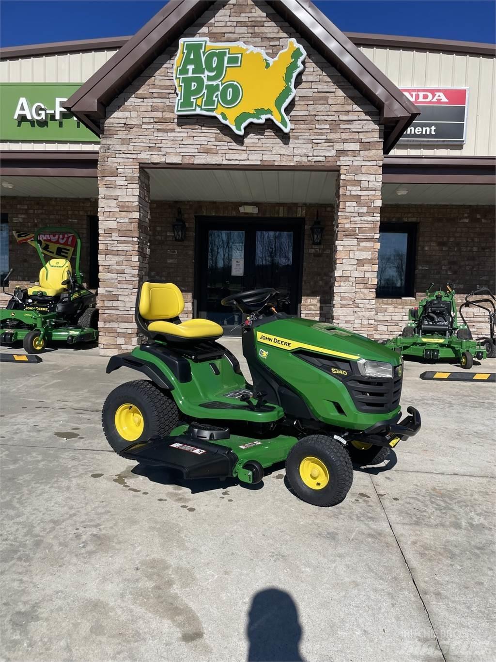 John Deere S240 コンパクトトラクター