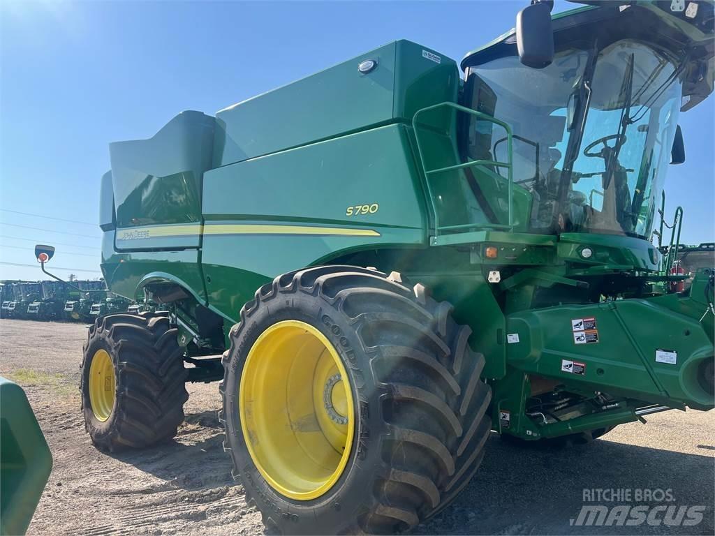 John Deere S790 コンバイン