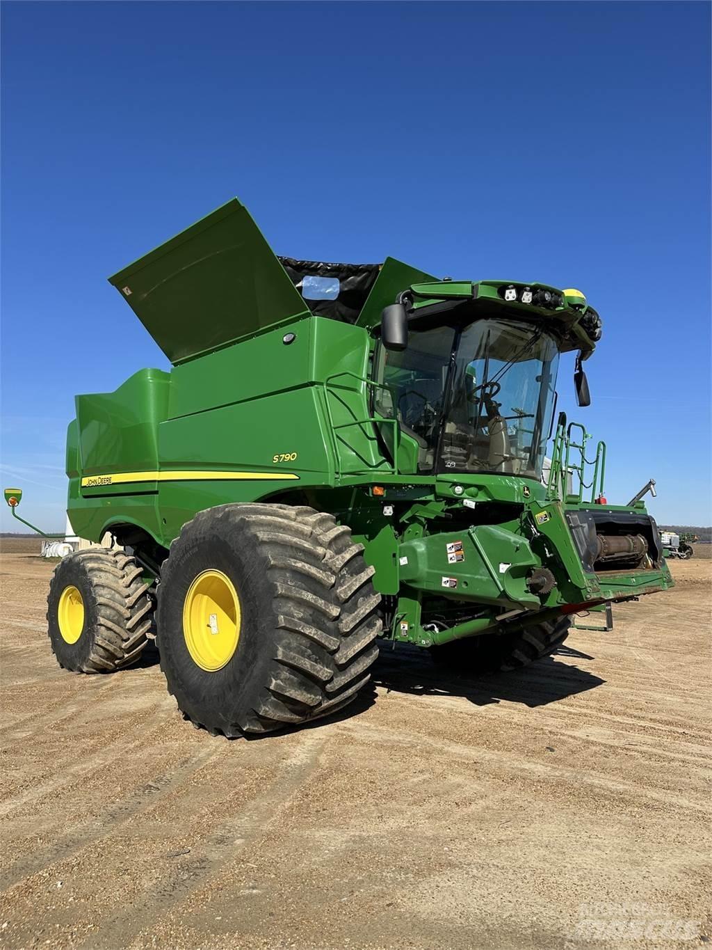 John Deere S790 コンバイン