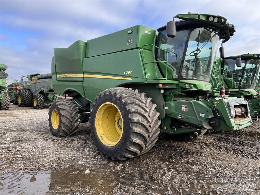 John Deere S790 コンバイン