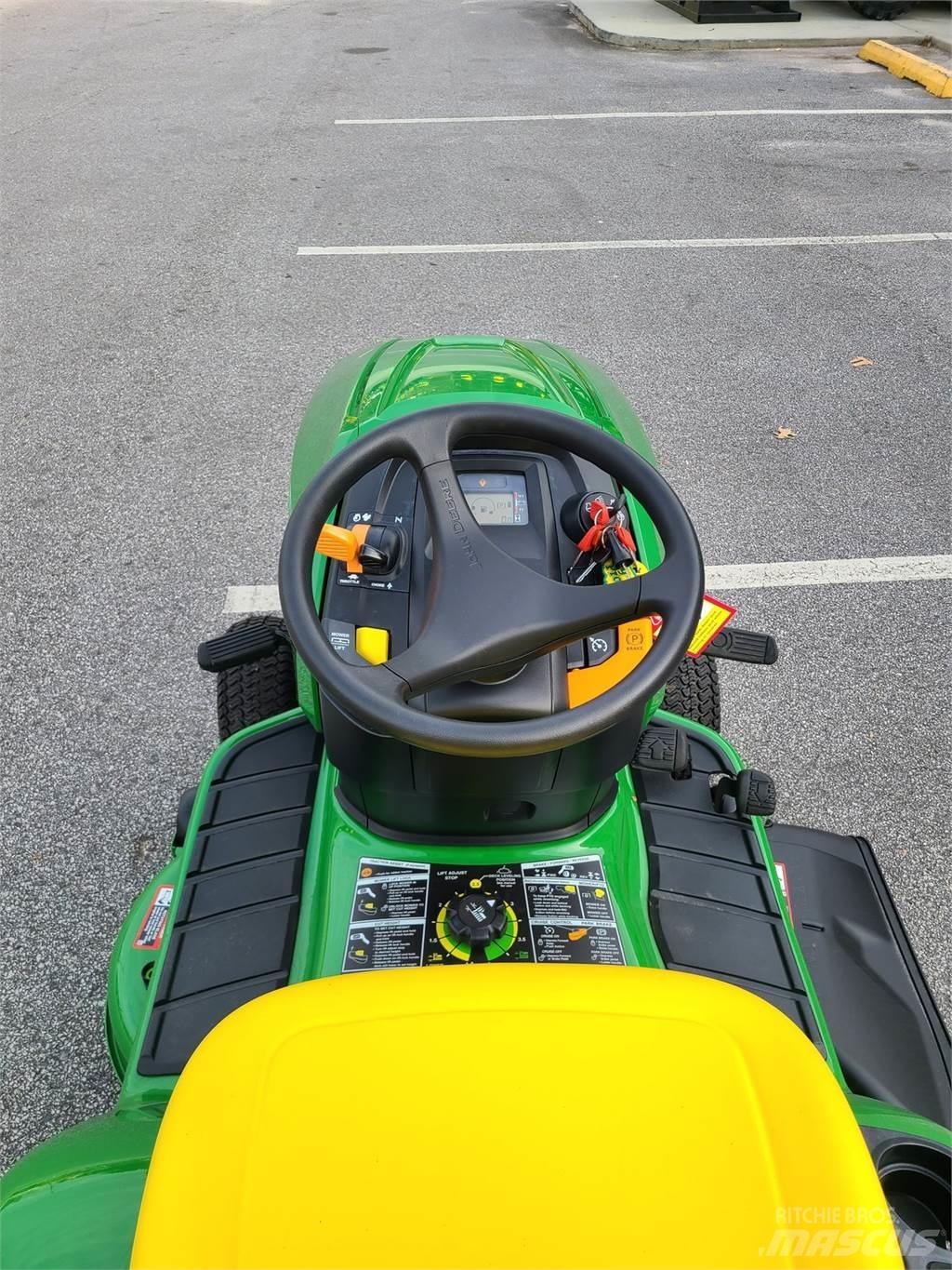 John Deere X330 コンパクトトラクター