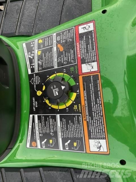 John Deere X380 コンパクトトラクター