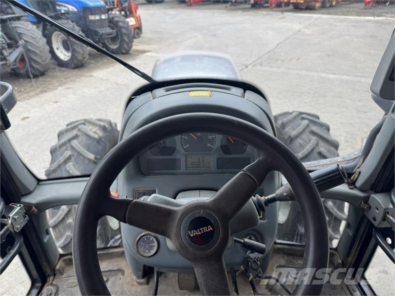 Valtra T 121 トラクター