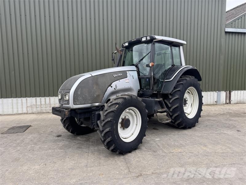 Valtra T 121 トラクター