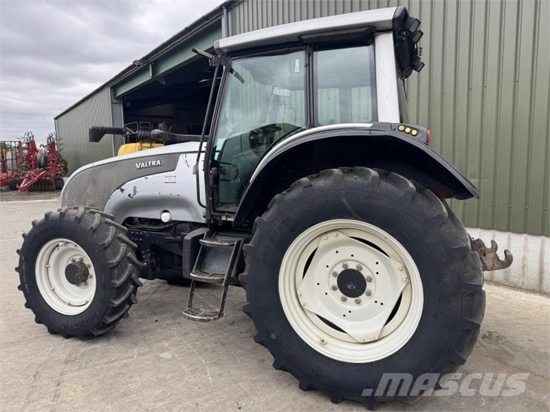 Valtra T 121 トラクター