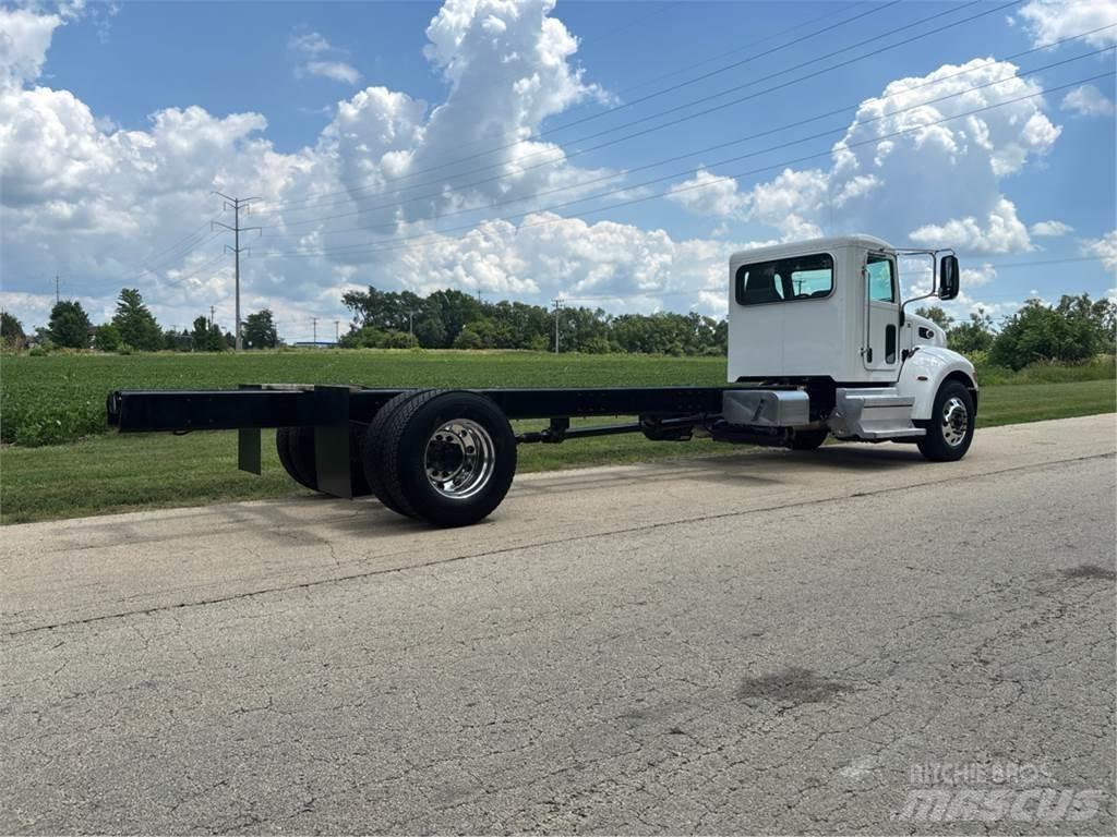 Peterbilt 337 キャブ付きシャーシ