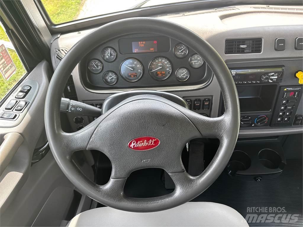 Peterbilt 337 キャブ付きシャーシ