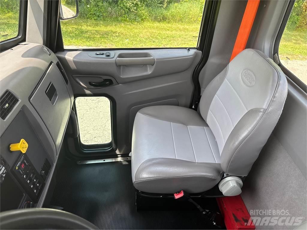 Peterbilt 337 キャブ付きシャーシ