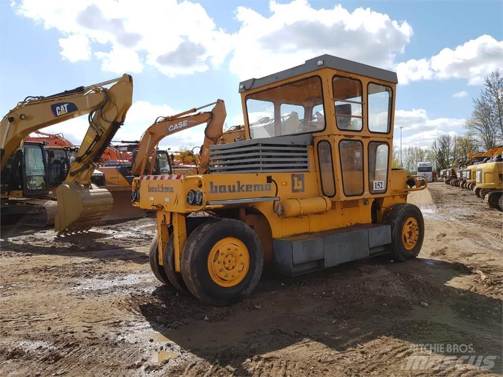 Bomag SGW-17 タイヤローラ
