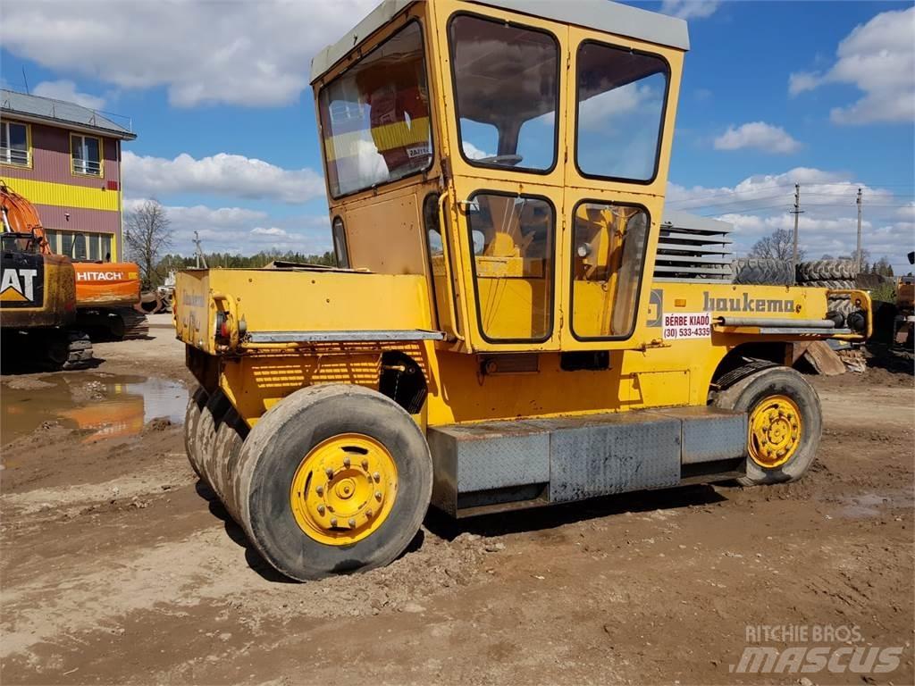 Bomag SGW-17 タイヤローラ