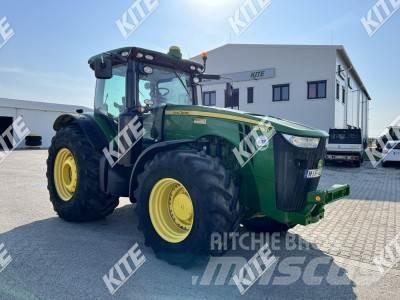 John Deere 8335R トラクター