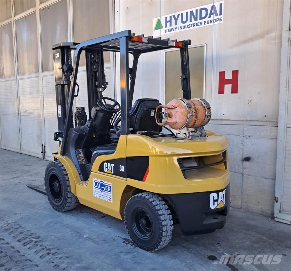 CAT GP30NT LPGフォークリフト
