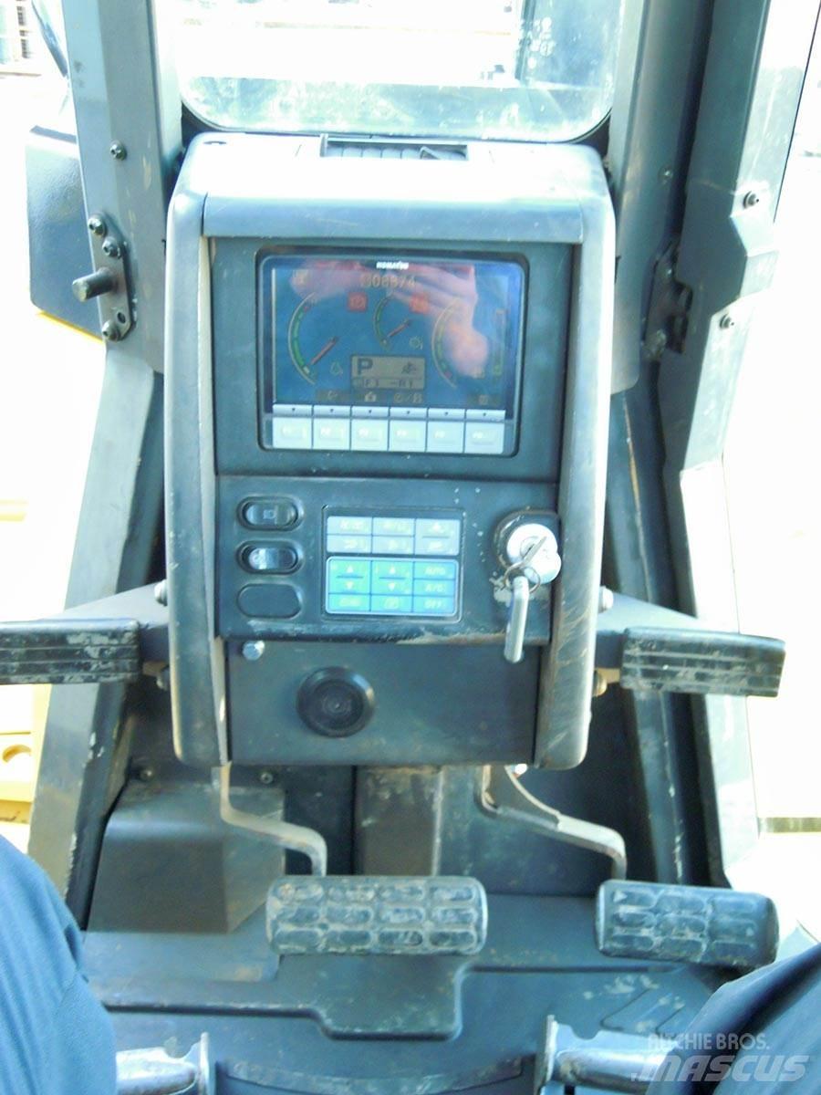 Komatsu D155AX-6 ブルドーザー