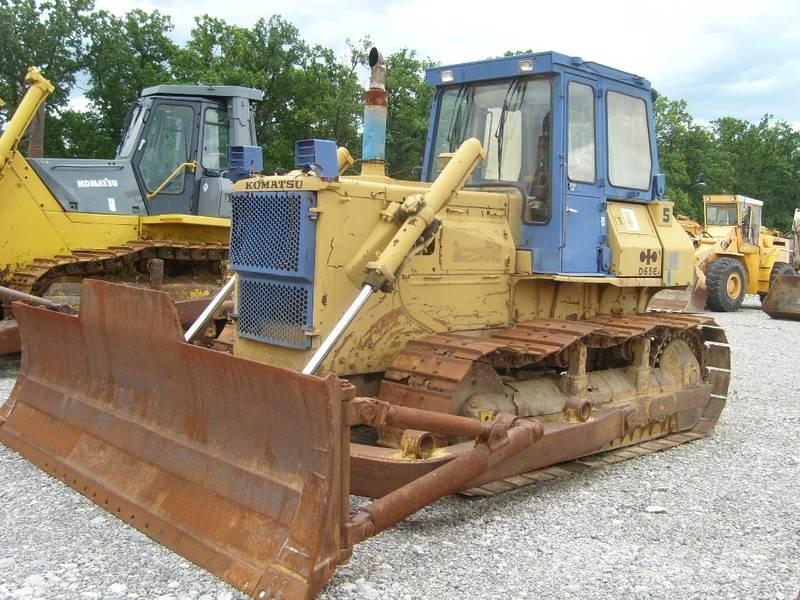 Komatsu D65E-8 ブルドーザー