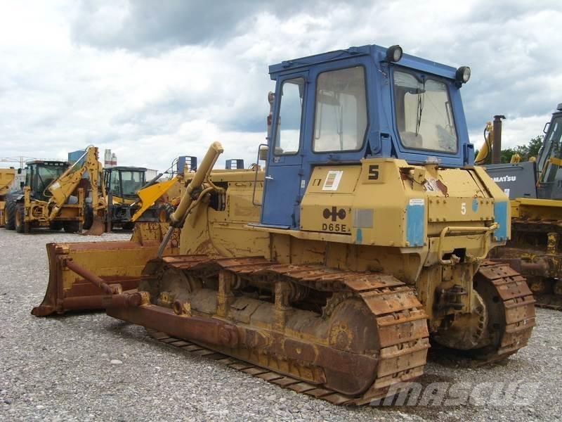 Komatsu D65E-8 ブルドーザー