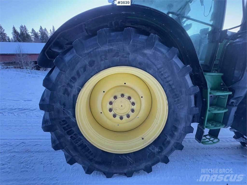 John Deere 6215R トラクター