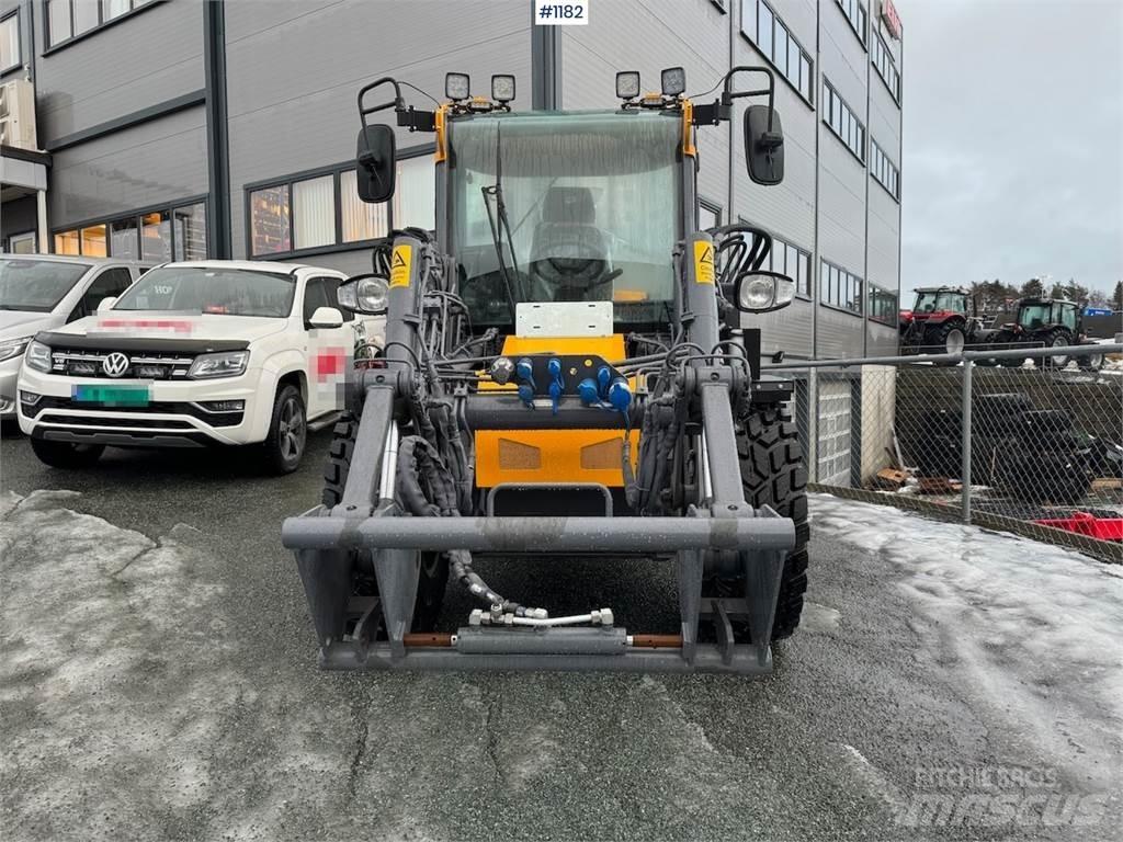 LM Trac 587 多目的ローダー