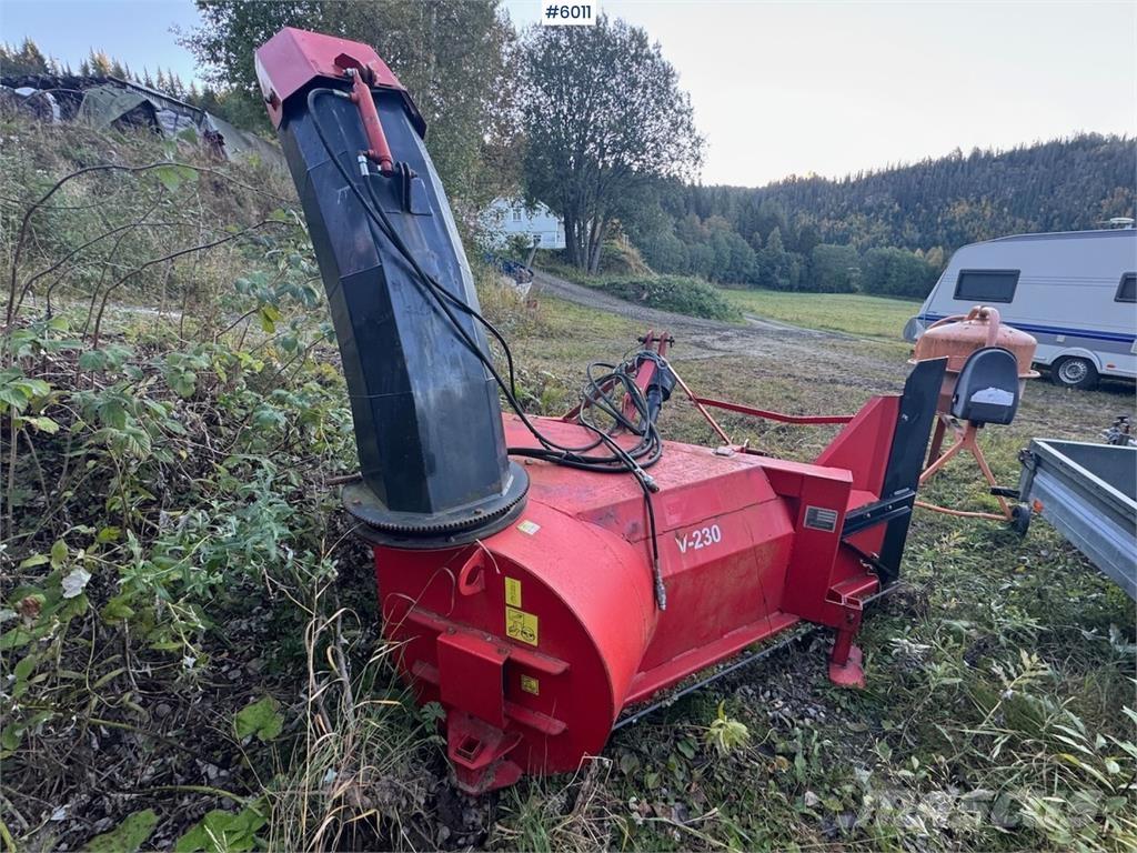 Sisu Handel V-230 スノーブレードとプラウ