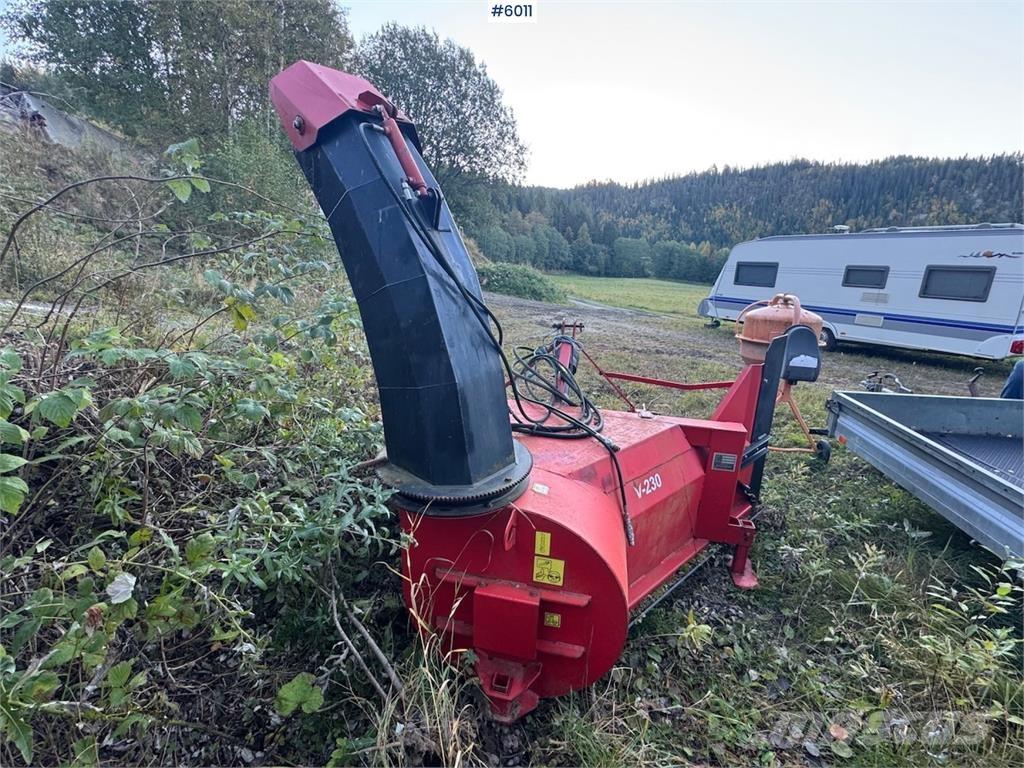 Sisu Handel V-230 スノーブレードとプラウ