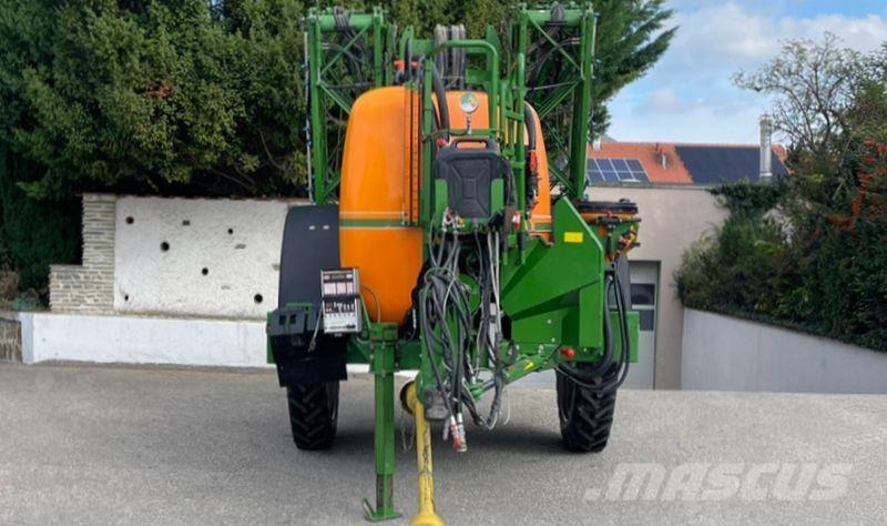 Amazone UG 3000 牽引型スプレイヤー