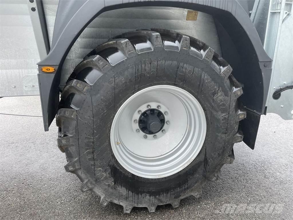 Fliegl ADS 120 肥料散布機