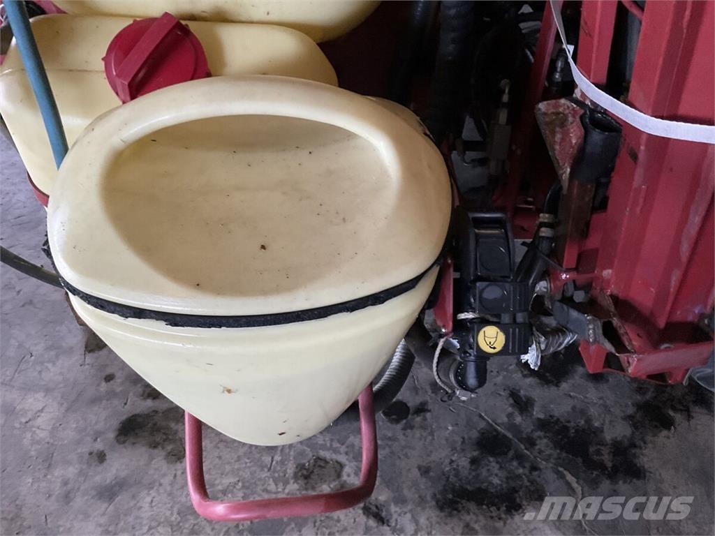 Hardi Master 1200 牽引型スプレイヤー
