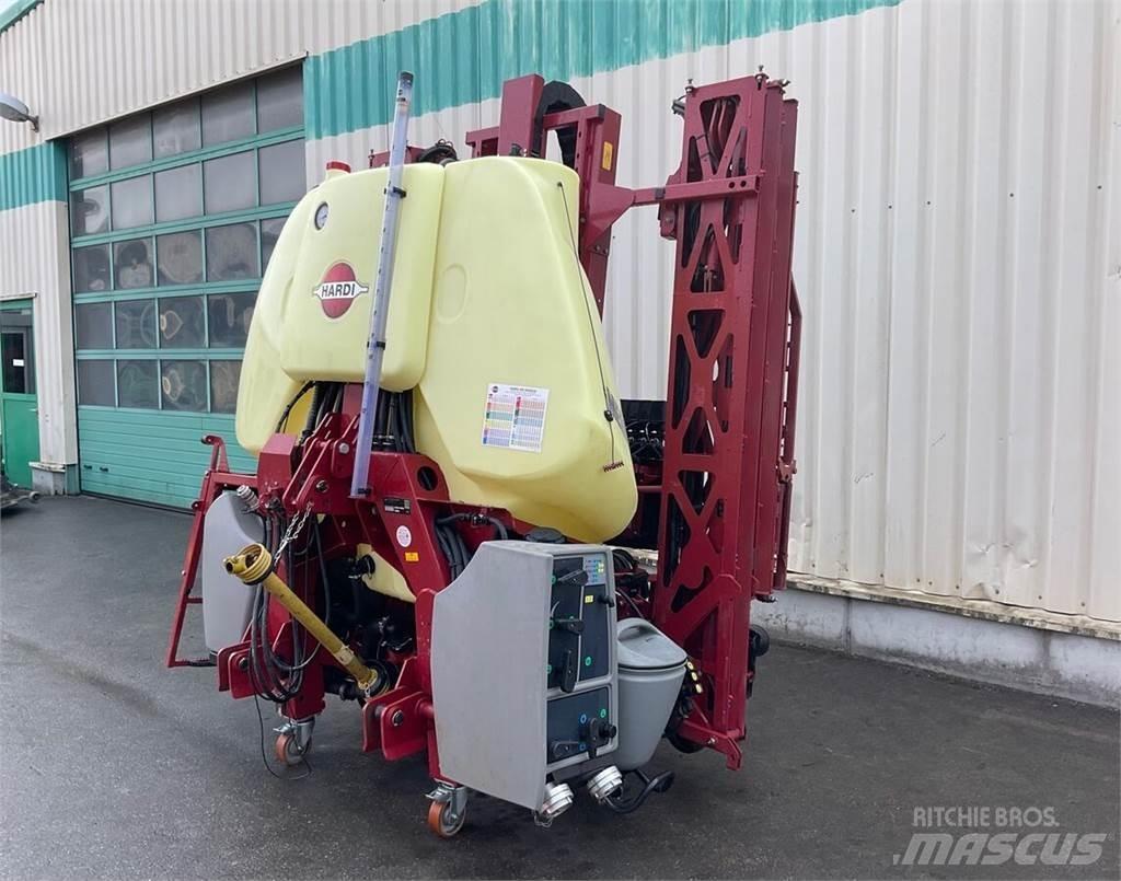 Hardi MEGA 1200 牽引型スプレイヤー