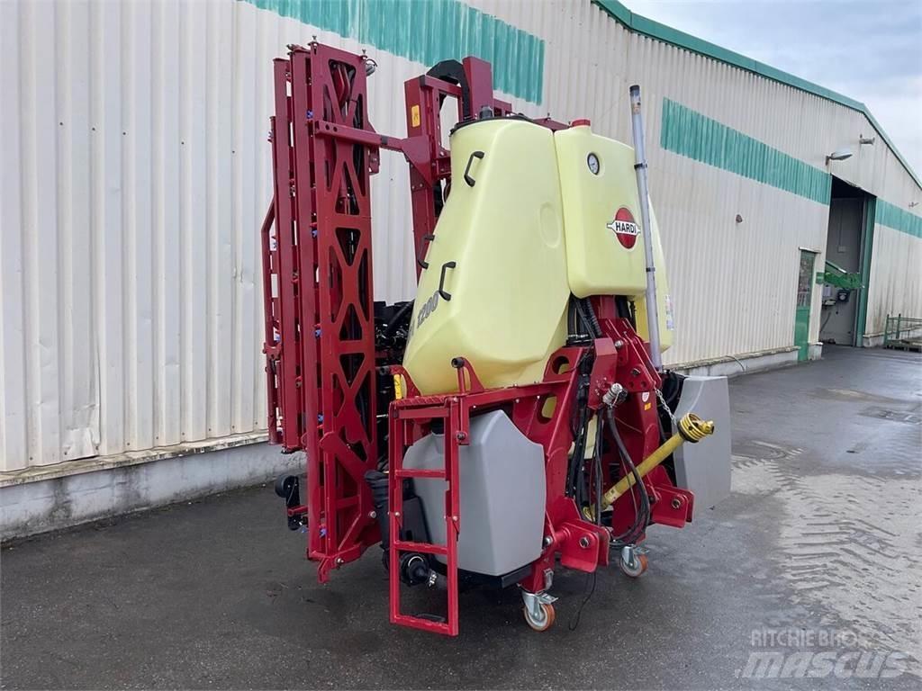 Hardi MEGA 1200 牽引型スプレイヤー
