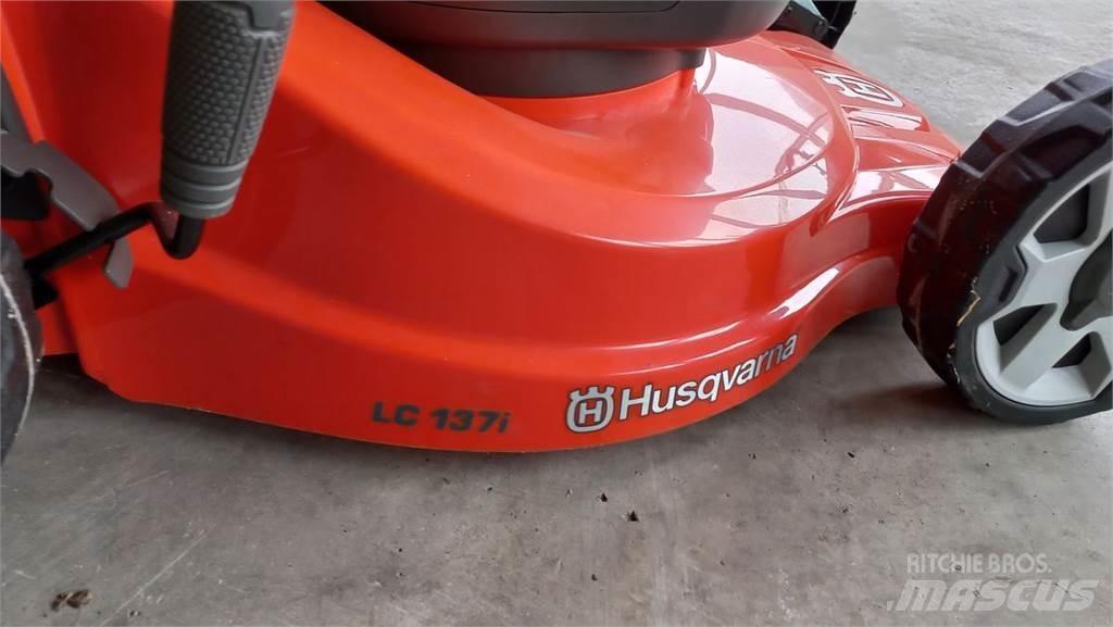Husqvarna LC 137i 乗用・自走モア/芝刈り機