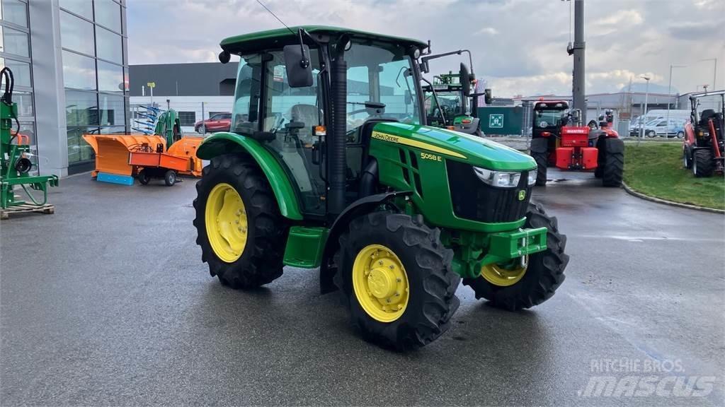 John Deere 5058E トラクター
