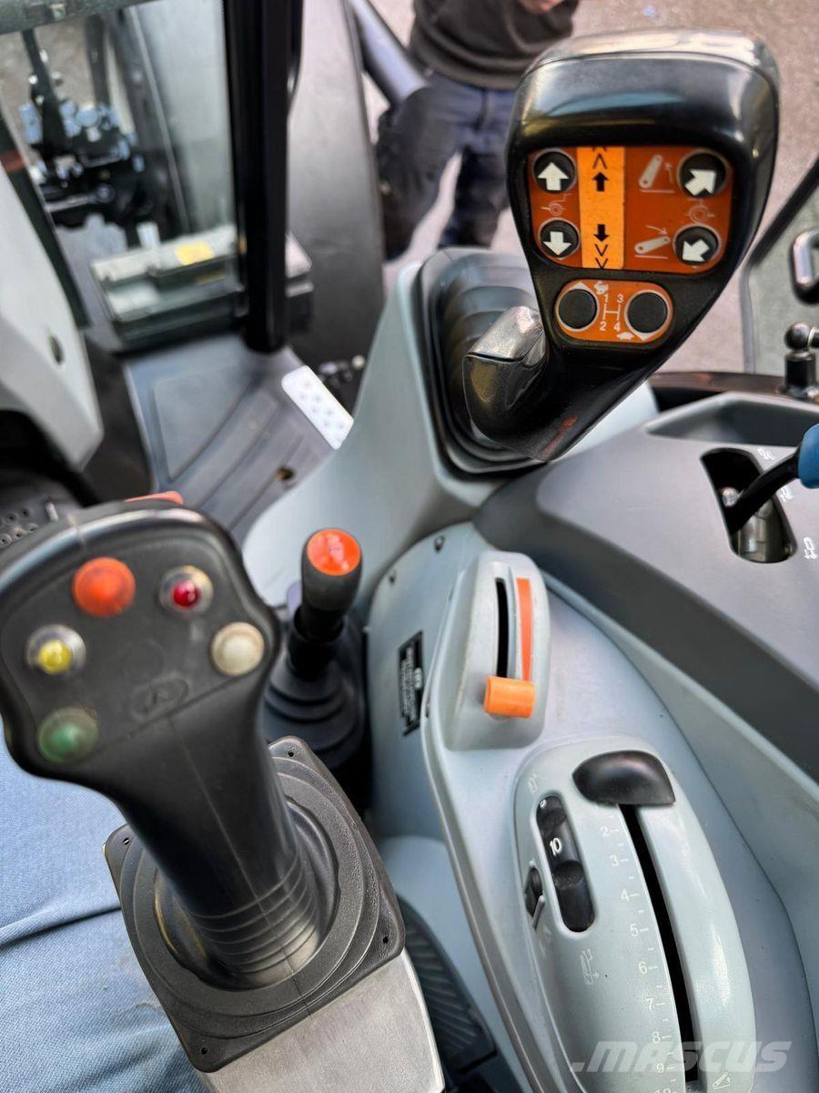 New Holland T4.115 トラクター