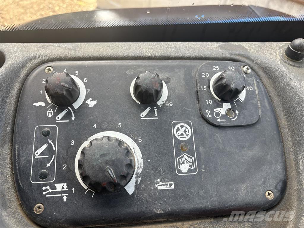 New Holland TS115 トラクター