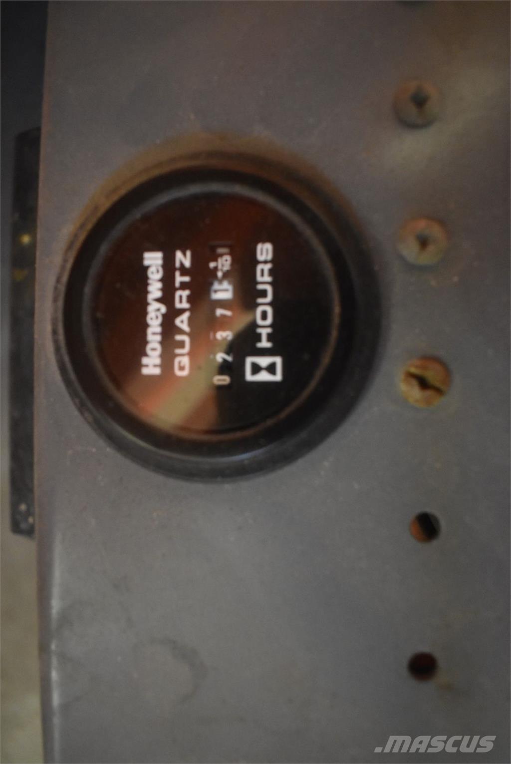 SkyJack SJ-III 3220 ブームリフト　屈伸型